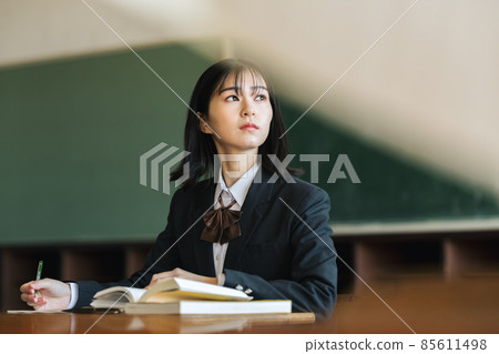 高中女生在教室裡學習 85611498
