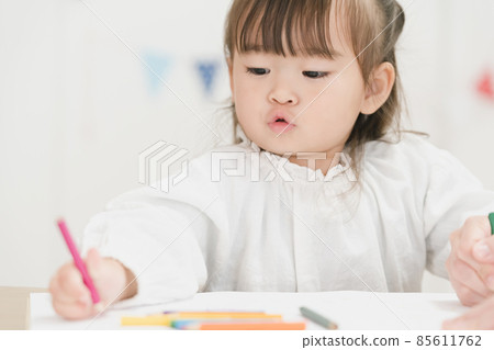 Infant to paint 85611762