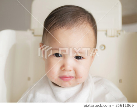 半個寶寶嘴裡有濕疹的圖片 85611869