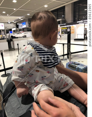 Overseas travel with children at the airport Overseas travel with children at the airport 85611905