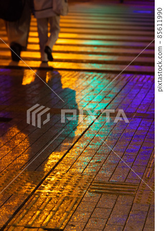 The pedestrian crossing where the illuminations reflect and the shadows of the two The pedestrian crossing where the illuminations reflect and the shadows of the two 85611990