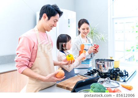 和家人一起做飯 85612006