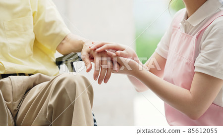 護理員與坐在輪椅上的老人交談 護理員與坐在輪椅上的老人交談 85612055