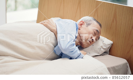 老人翻身 85612057