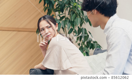 A man who apologizes to a woman A man who apologizes to a woman 85612062