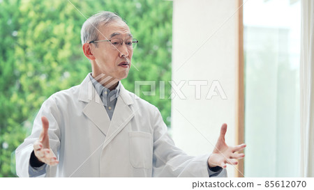 Interview with a senior man in a white coat to explain VTR lecture 85612070