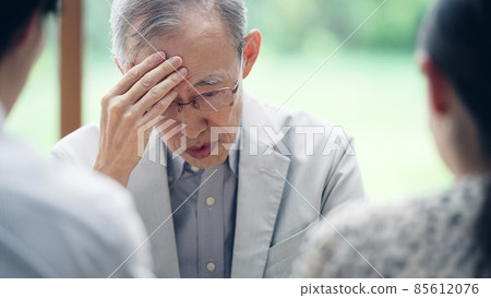 Senior man discussing with two men and women 85612076