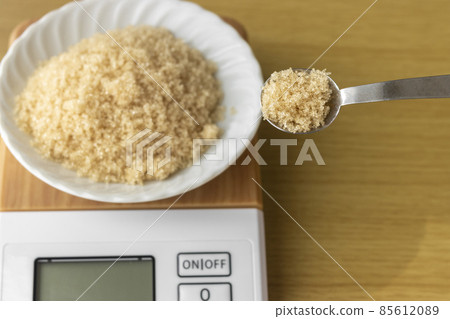 在數字廚房秤上測量紅糖(粗糖)的圖像 在數字廚房秤上測量紅糖(粗糖)的圖像 85612089