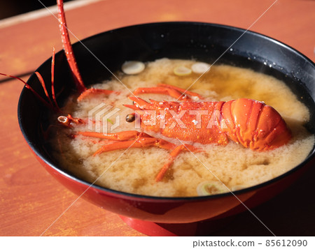 豪華的龍蝦味噌湯,裡面有龍蝦。 豪華的龍蝦味噌湯,裡面有龍蝦。 85612090