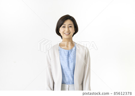 一位三十多歲的微笑女商人看著相機肖像 一位三十多歲的微笑女商人看著相機肖像 85612378