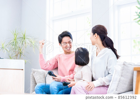 和家人一起玩電子遊戲的場景 和家人一起玩電子遊戲的場景 85612392