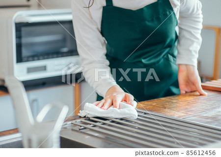 Men and women cleaning the house (table cleaning, water supply) 85612456