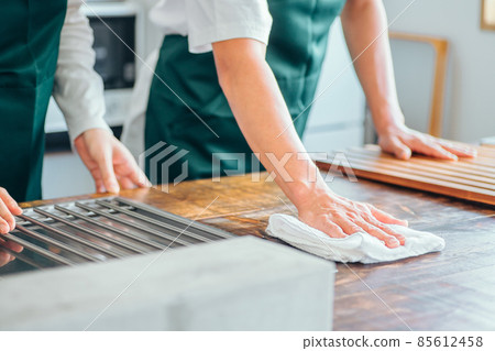 Men and women cleaning the house (table wipe, water crew, 2 people) Men and women cleaning the house (table wipe, water crew, 2 people) 85612458