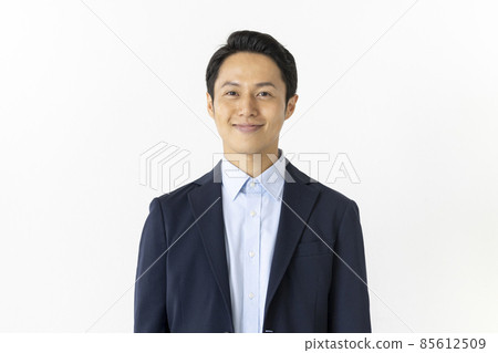 A smiling man in his thirties looking at the camera portrait 85612509