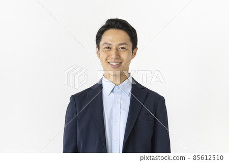 A smiling man in his thirties looking at the camera portrait 85612510