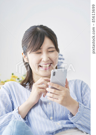 女性智能手機客廳 85613699