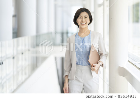 一位三十多歲的微笑女商人看著相機肖像 一位三十多歲的微笑女商人看著相機肖像 85614915