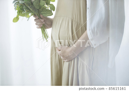 有花束的孕婦 85615161