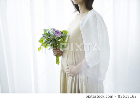 Pregnant woman with a bouquet Pregnant woman with a bouquet 85615162