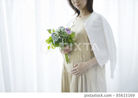 Pregnant woman with a bouquet 85615169