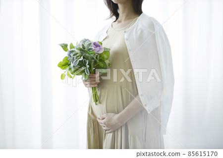 Pregnant woman with a bouquet Pregnant woman with a bouquet 85615170