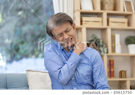 有肩痛的中間人 肩痛 85615750