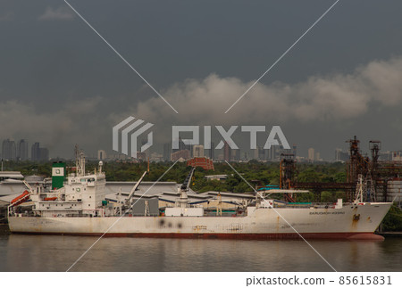 Cargo ships are floating over the Chaopraya river. 85615831