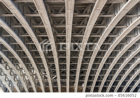 Uprisen angle of Structure and beams under the Bridge. 85616052