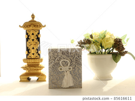 一個太平間的牌位和一個裝飾在窗台上的骨灰盒 85616611