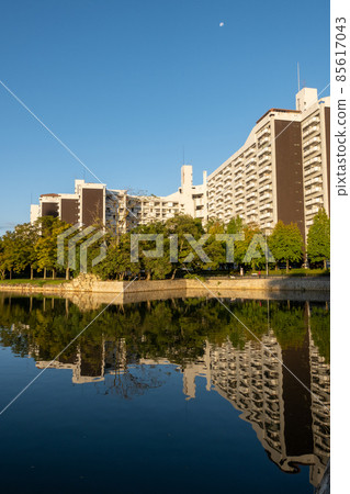 《Hiroshima City》 The moat and skyscrapers of Hiroshima Castle in the morning sun 《Hiroshima City》 The moat and skyscrapers of Hiroshima Castle in the morning sun 85617043