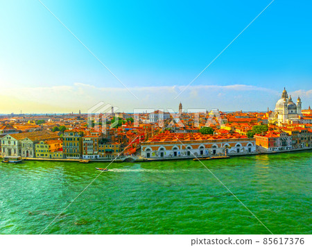 Beautiful view from Grand Canal on colorful facades of old medieval houses in Venice Beautiful view from Grand Canal on colorful facades of old medieval houses in Venice 85617376