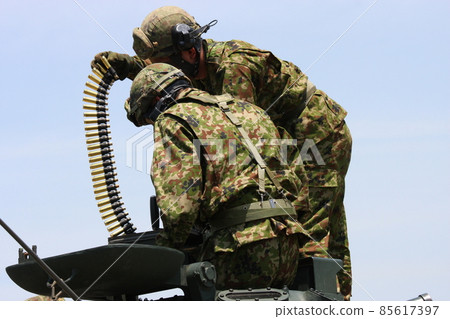 在駐軍節的模擬戰鬥中放置空砲彈的成員 在駐軍節的模擬戰鬥中放置空砲彈的成員 85617397