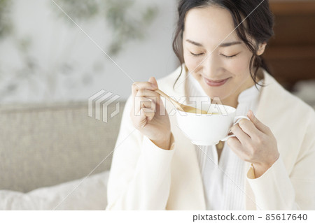 一個女人喝湯 85617640