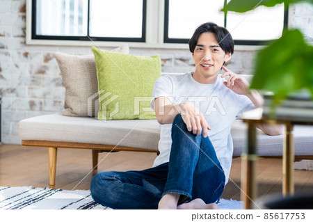 一位中年男子在客廳放鬆 一位中年男子在客廳放鬆 85617753