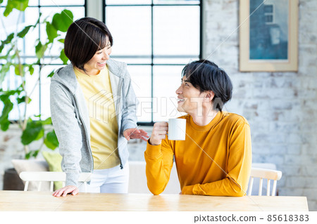放鬆在餐廳的一對年輕夫婦 放鬆在餐廳的一對年輕夫婦 85618383