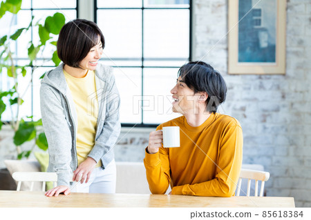 放鬆在餐廳的一對年輕夫婦 放鬆在餐廳的一對年輕夫婦 85618384