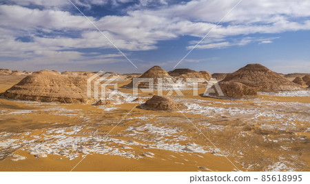 Chalk rocks in the White Desert at sunset. Egypt, Baharia 85618995