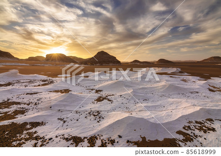 Chalk rocks in the White Desert at sunset. Egypt, Baharia 85618999