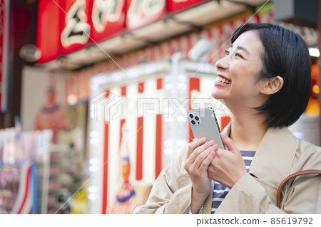 在大阪心齋橋道頓堀觀光的女人 85619792