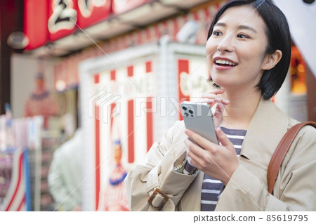 A woman sightseeing in Osaka Shinsaibashi Dotombori 85619795