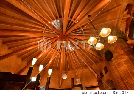 Take a picture of the ceiling of a mushroom house that combines logs from Akebono Children's Forest Park in Hanno City. Take a picture of the ceiling of a mushroom house that combines logs from Akebono Children's Forest Park in Hanno City. 85620181