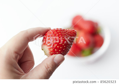 新鮮成熟的草莓在我手中 85620323
