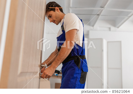 Installation of a lock on the entrance door 85621064