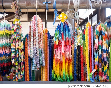 A thousand paper cranes 85621413