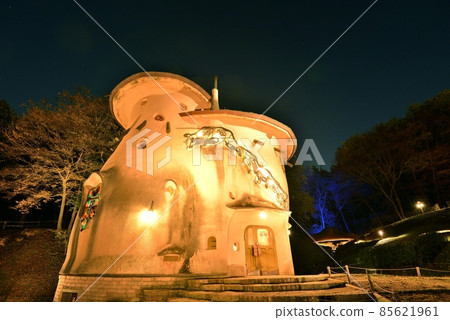 飯能市曙光兒童森林公園的秋季燈火下，蘑菇屋出現在加治丘陵的斜坡上。 85621961