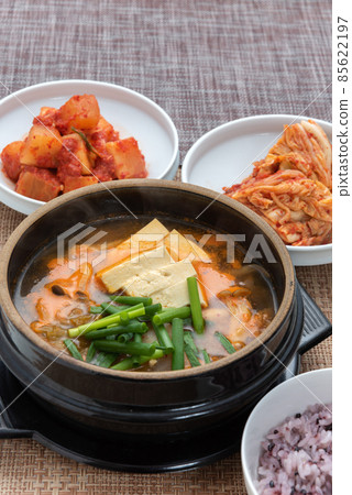 Kimchi jjigae set meal Kimchi jjigae set meal 85622197