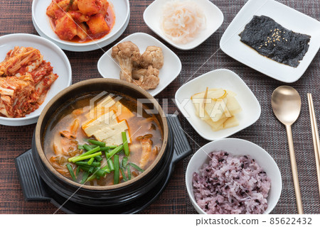 Kimchi jjigae set meal 85622432