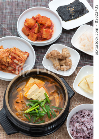 Kimchi jjigae set meal 85622435