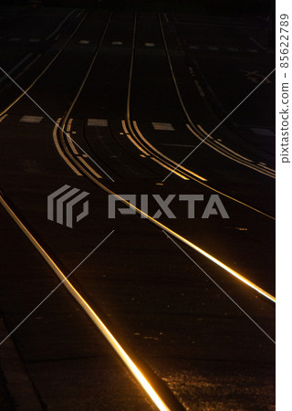 《廣島市》晨光下的電車軌道 85622789