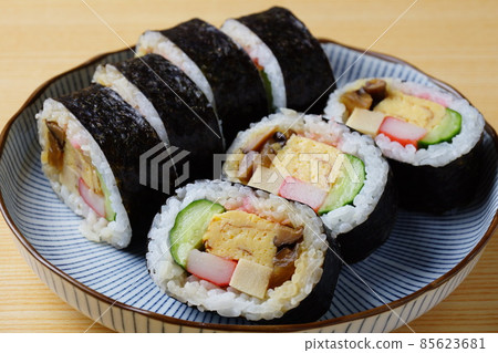 Maki sushi Japanese food 85623681